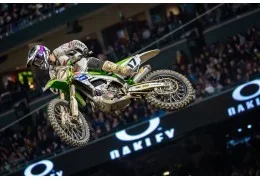 Joey Savatgy firma con Triumph