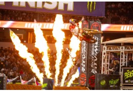 SUPERCROSS: Hunter Lawrence conquista la sua prima vittoria in 450